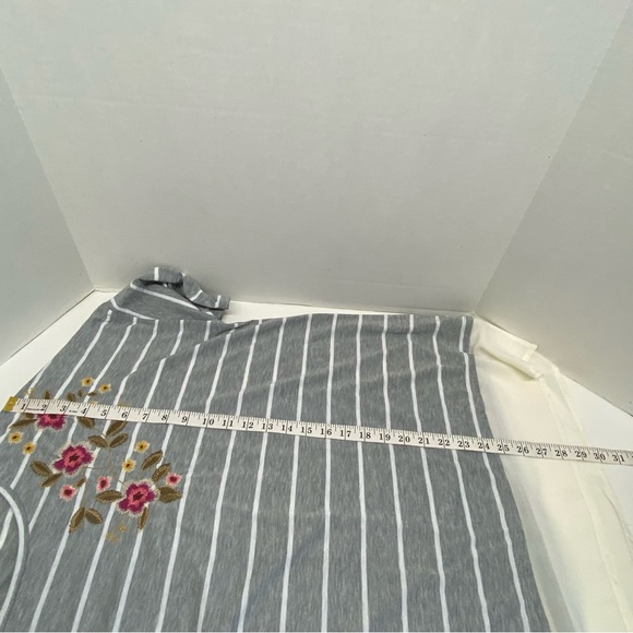 Umgee XL Gray Stripe w/Floral Embroidery Detail Cream Shear Hem Line Relaxed Fit - Picture 10 of 13